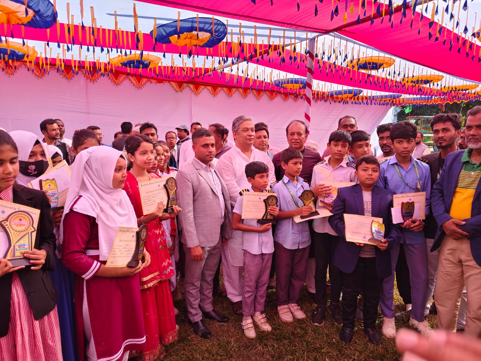 কাপাসিয়ায় মরহুম ব্রি. জে. (অব:) আ.স.ম হান্নান শাহ স্মৃতি ফাউন্ডেশনের উদ্যোগে পুরস্কার বিতরণ ও সংবর্ধনা