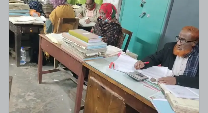 নিয়ম ভেঙে রহস্যজনকভাবে রাতভর খোলা ত্রিশাল সাব-রেজিস্ট্রি অফিস