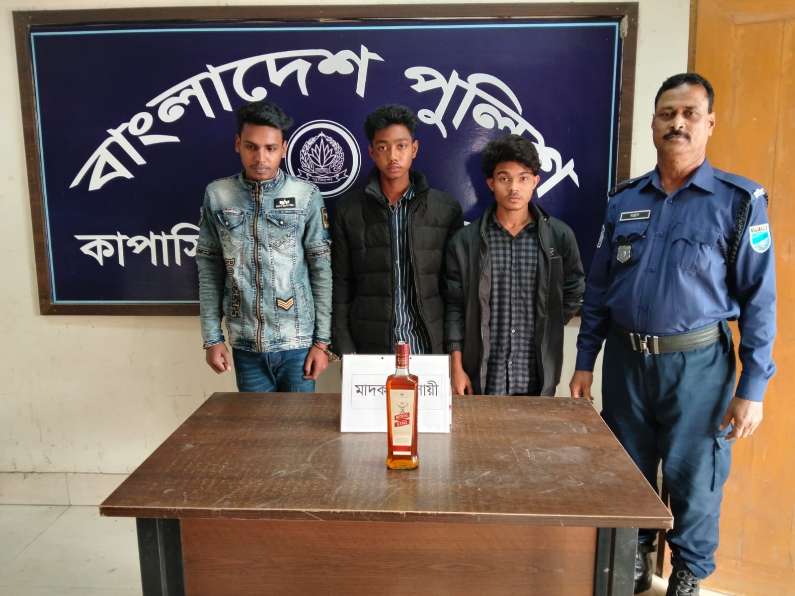 কাপাসিয়ায় যৌথবাহিনীর ঝটিকা অভিযান: বিদেশি মদ ও মোটরসাইকেলসহ তিন কারবারি আটক