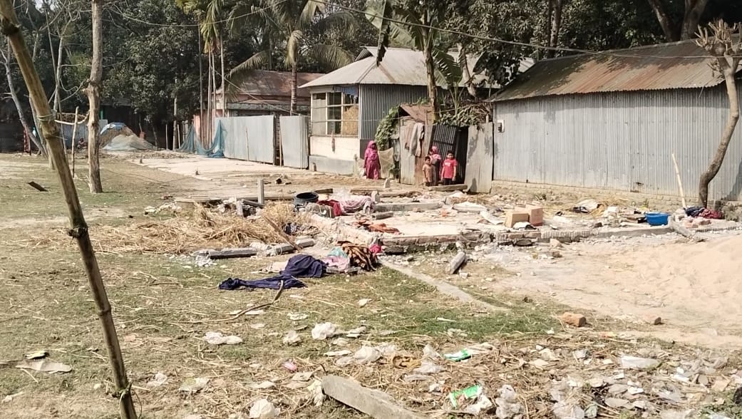 শেরপুরের ঝিনাইগাতীতে পুলিশের উপস্থিতিতেই সাবেক সেনা সদস্য কাইয়ুম গংদের হামলা