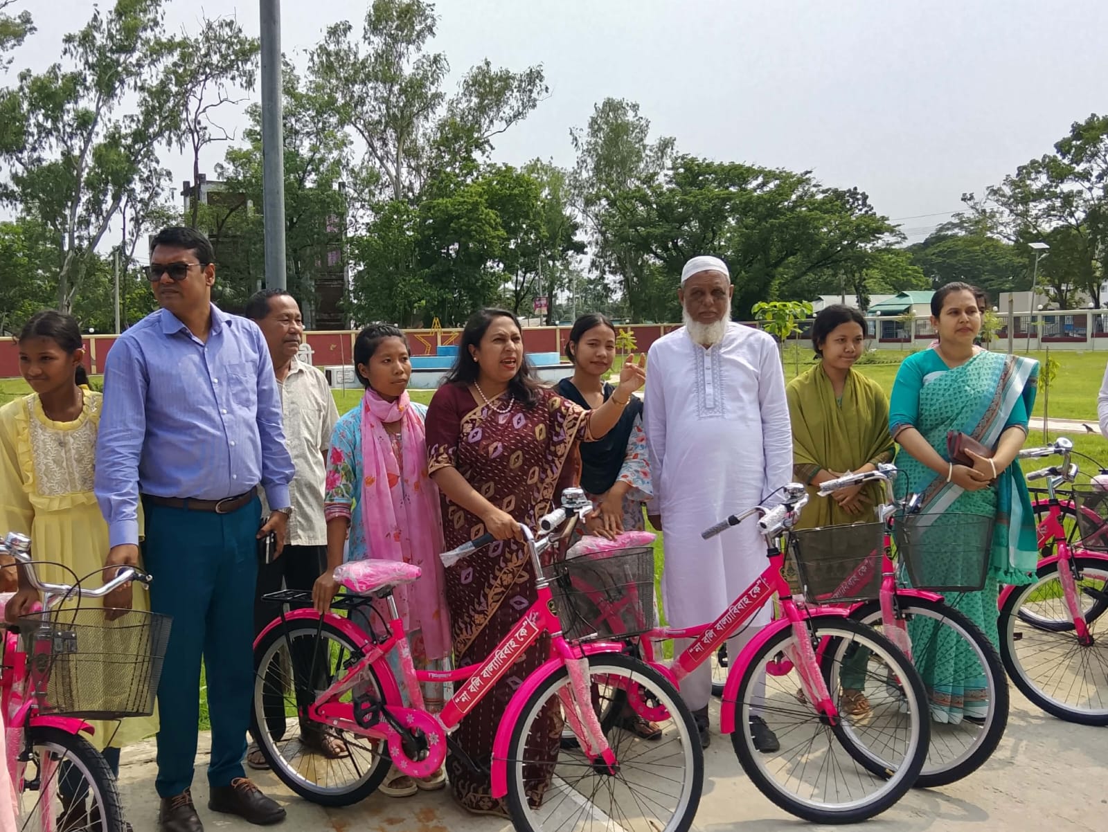 শেরপুরের ঝিনাইগাতীতে সমতল ক্ষুদ্র নৃ-গোষ্ঠী শিক্ষার্থীদের মাঝে শিক্ষাবৃত্তি, বাইসাইকেল ও সেলাই মেশিন বিতরণ